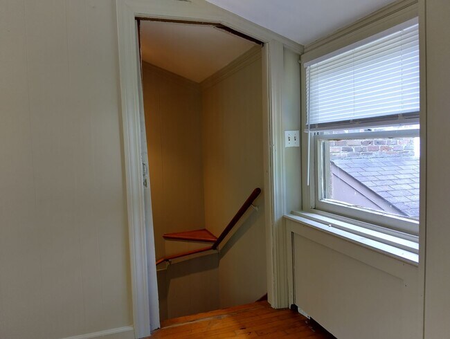 Building Photo - 1 bedroom 1 bath available in the City of ...