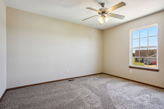 Building Photo - 3 Bedroom, 2 Bath, two story all electric ...