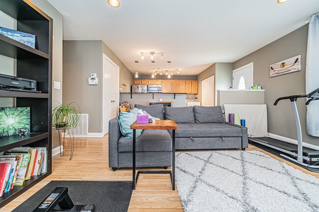 Building Photo - 1553 Cove Dr