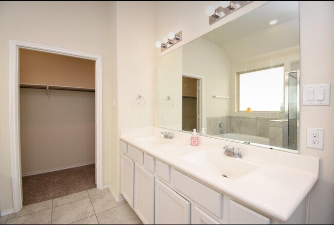 Building Photo - 9431 Summer River Dr