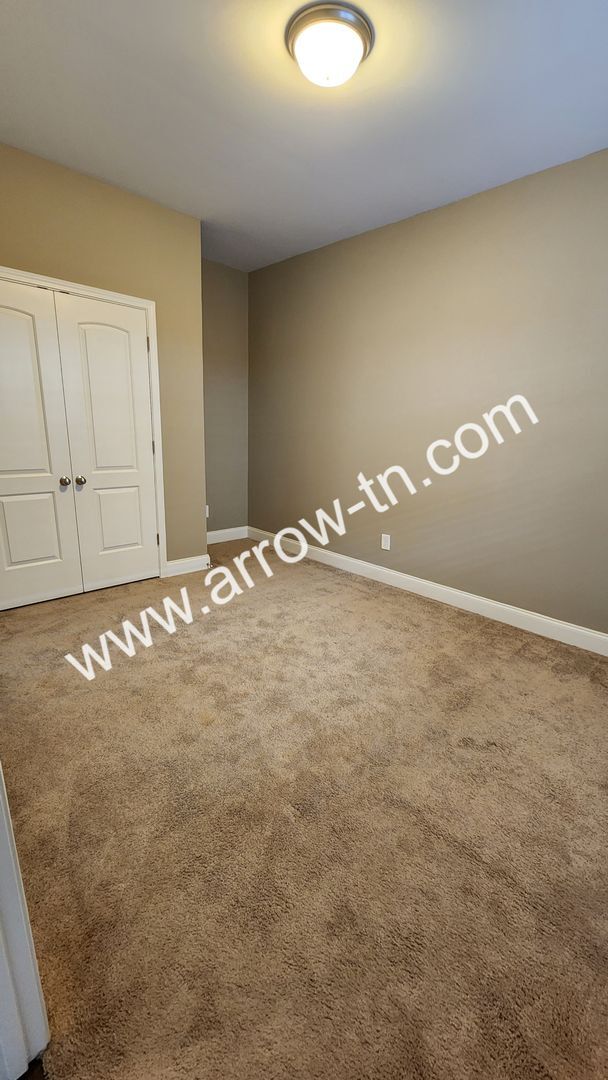 Building Photo - Fantastic End Unit Townhome in Franklin!
