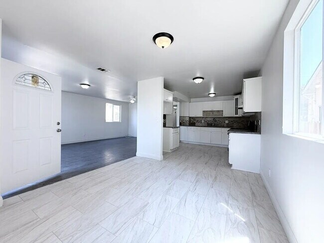 Building Photo - 1440 E 42nd St