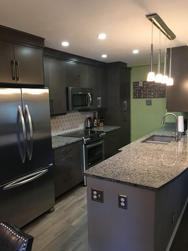 Building Photo - 460 S Marion Pkwy