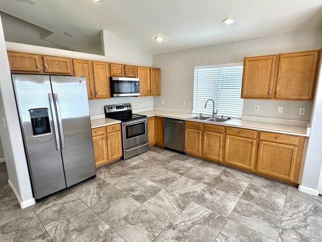 Building Photo - Great Ahwatukee double story home in perfect location.