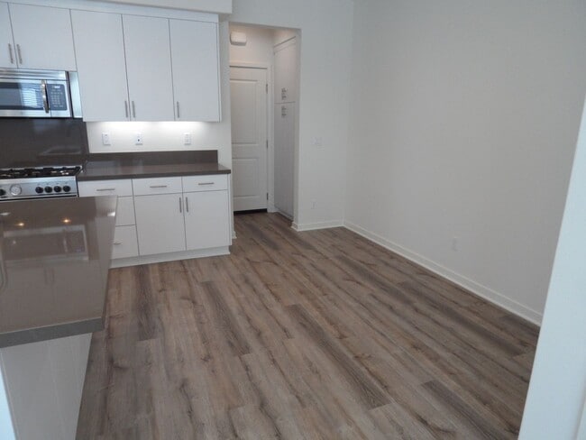 Building Photo - 4BR 3BA two-story condo with 2 Car Attache...