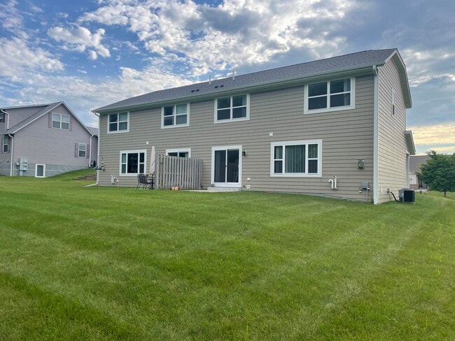 Building Photo - 2439 Parkfield Dr