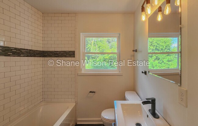 Building Photo - 3 BR / 1 BA East Ridge home for lease!
