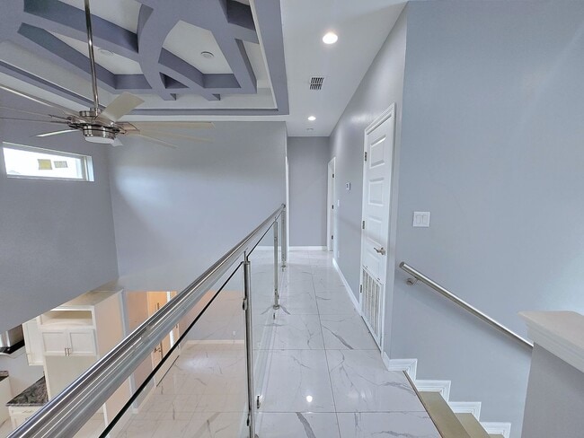 Building Photo - Beautiful Modern 4 Bed/3 Bath/2 Gar Centra...