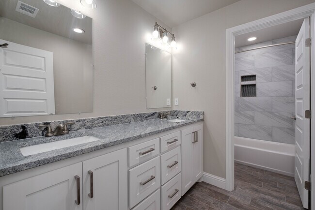 Building Photo - 1711 2nd Ave