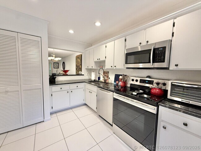 Building Photo - 31 Stratford Ln W