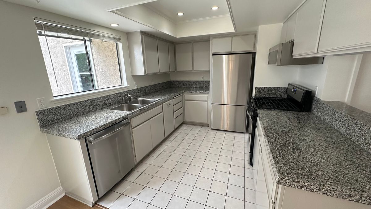 Building Photo - 2424 Santa Ana Ave