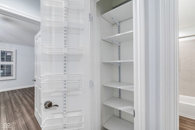 Building Photo - 2068 Broughton St