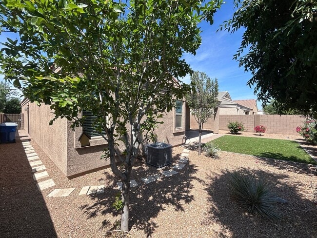 Building Photo - 14825 N 171st Dr