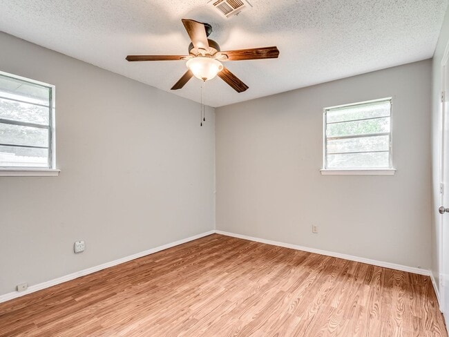 Building Photo - Cute home in Shawnee