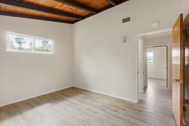 Building Photo - Charming Mid-Century 3-Bedroom Home in Win...