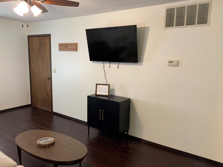 Building Photo - 617 4th St