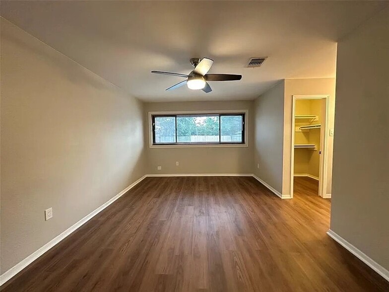 Building Photo - 12139 Huntington Park Dr