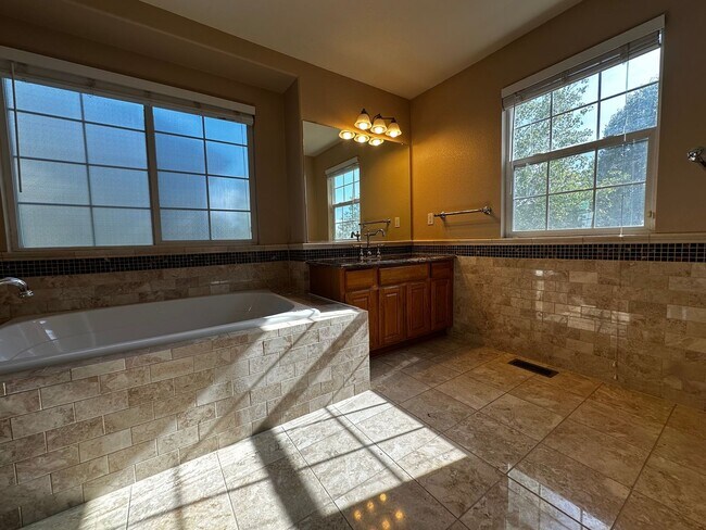 Building Photo - Beautiful four bedroom home in Arvada!