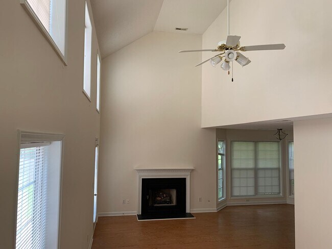 Building Photo - 3 BEDROOM SINGLE FAMILY HOME-2 1/2 bath~2 car garage~ fenced back yard~Gas fireplace