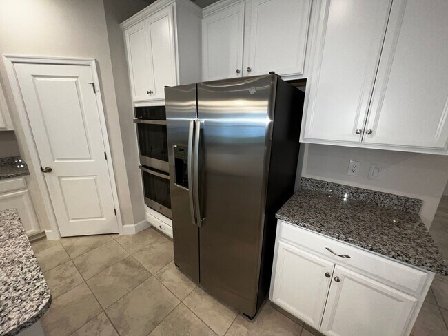 Building Photo - Stunning 5 bedroom 3 bath Winter Haven Home near Lego Land!