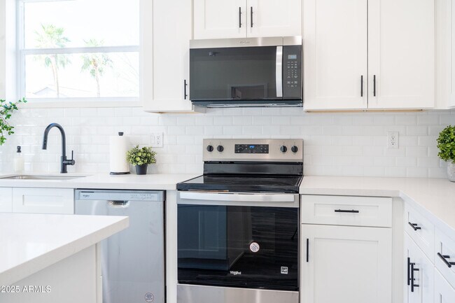 Building Photo - 909 E Desert Ln