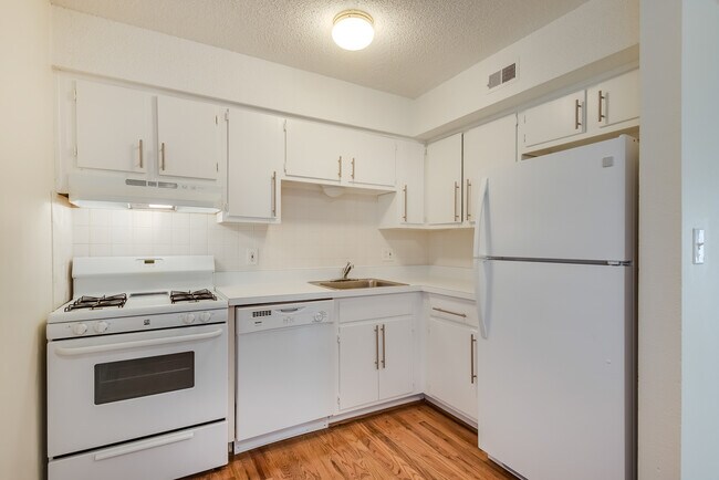 Building Photo - 4006-4008 Oak St