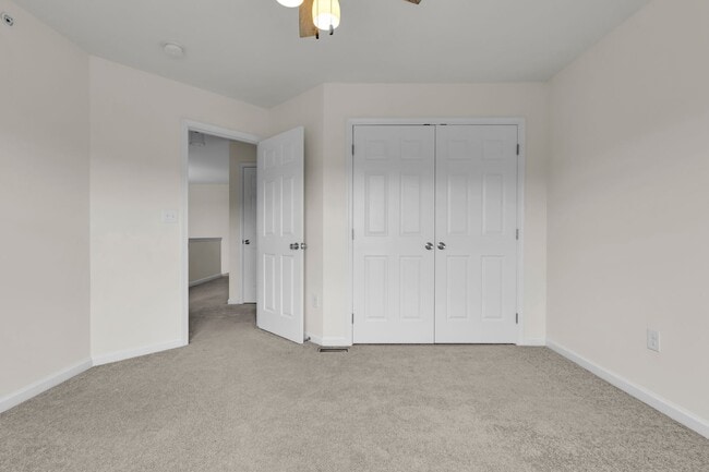 Building Photo - 3 bedroom Townhouse