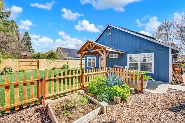 Building Photo - 209 White Oak Ln