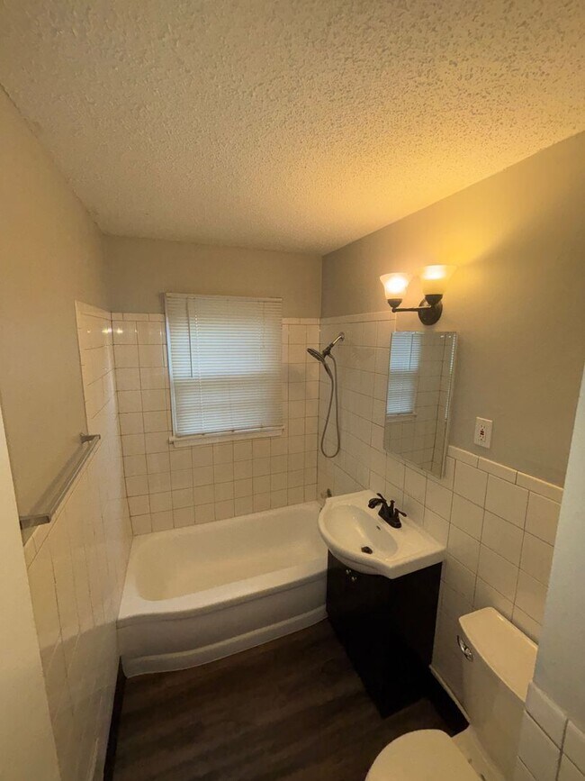 Building Photo - Charming 3 Bed, 1 Bath Home with 1-Car Garage in South Kansas City Location