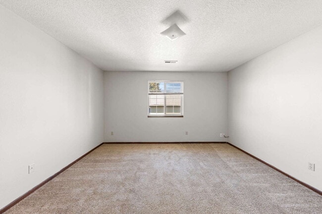 Building Photo - Spacious Townhome 3 Bedrooms plus office!