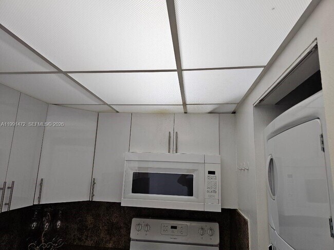 Building Photo - 10090 NW 80th Ct