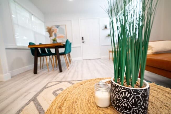 Building Photo - Homey Cozy Newly Renovated Stylish & chic