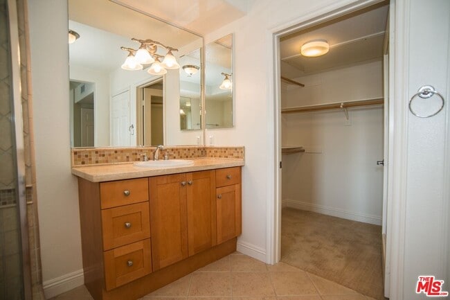 Building Photo - 5831 Seawalk Dr