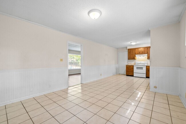 Building Photo - 3 Bedroom Home For Rent Near Downtown Clar...