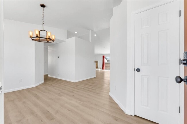 Building Photo - Cute corner lot 3 bed/ 2 bath