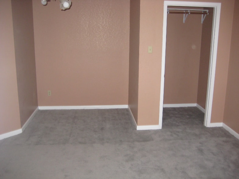 Building Photo - 1108 W 4th St