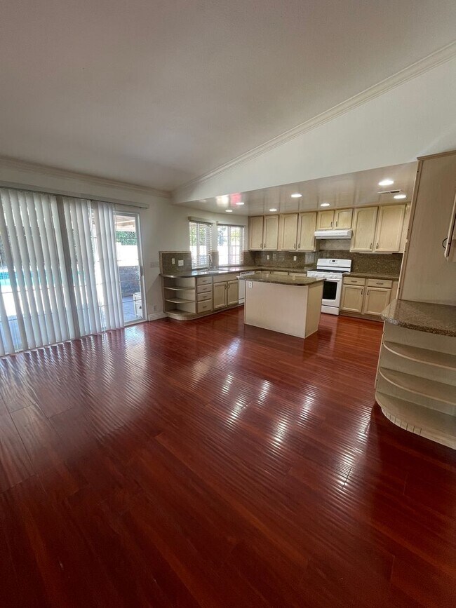 Building Photo - Beautiful 3 Bedroom, 2 Bathroom House w/ a Pool For Rent in Mission Viejo!