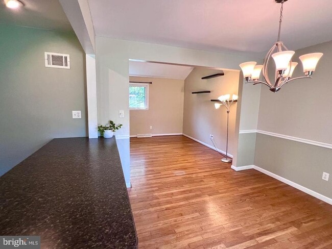Building Photo - 2208 Jamaica Dr