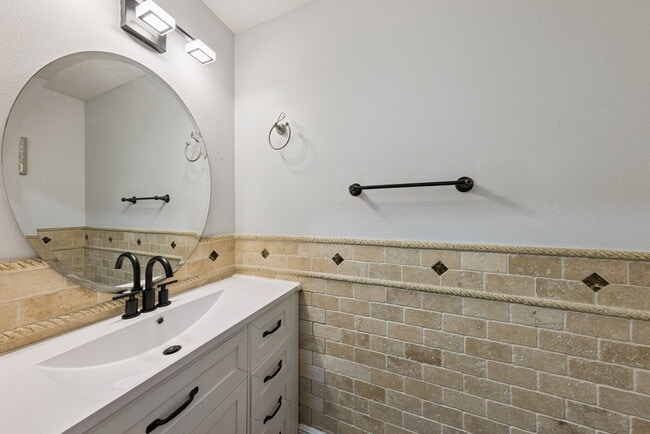 Building Photo - 4920 Hook Hollow Cir