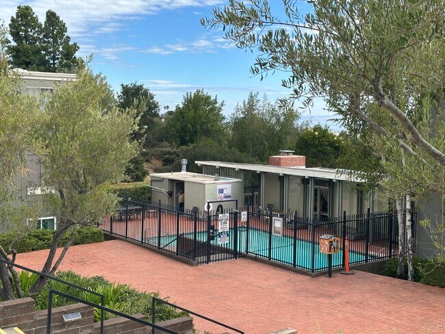 Building Photo - 4004 Farm Hill Blvd