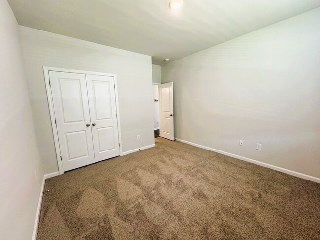 Building Photo - 811 Ireland Dr