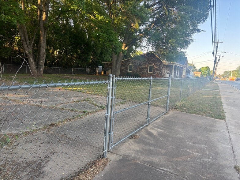 Building Photo - 712 W Cherokee St