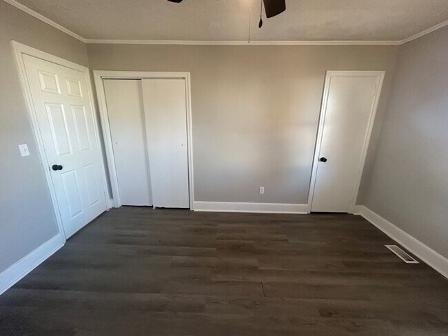 Building Photo - 803 Center St