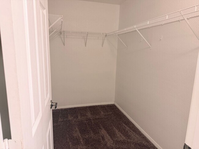 Building Photo - Spacious 2 bedroom 2 bath condo