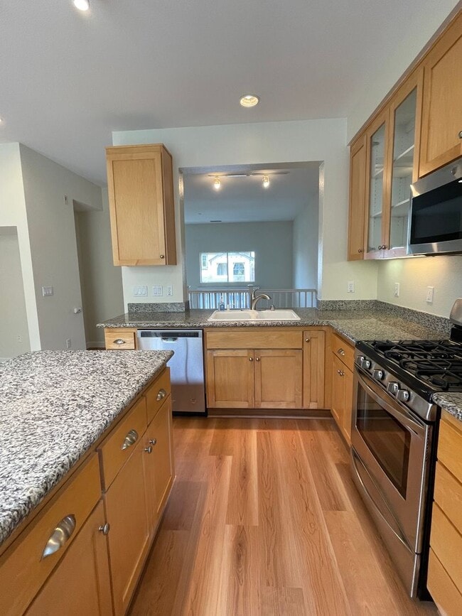 Building Photo - Great Location Spacious 3 Bedroom Townhous...