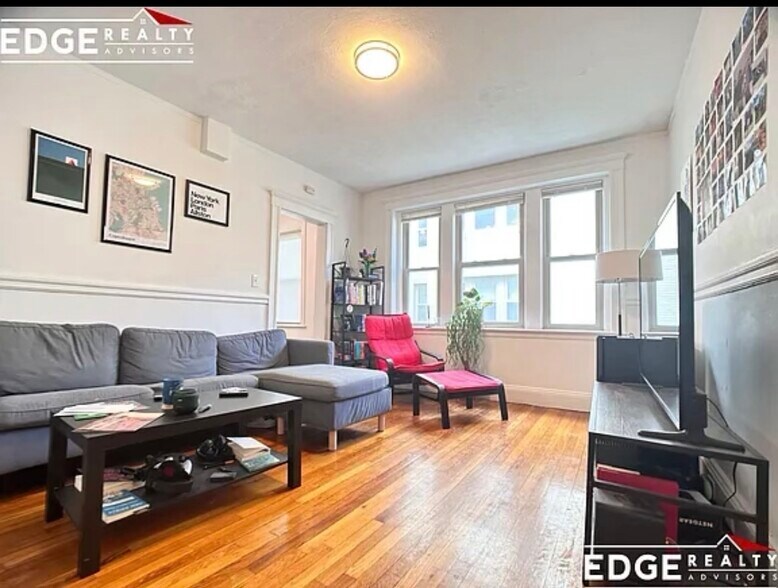 Building Photo - 245 Kelton St