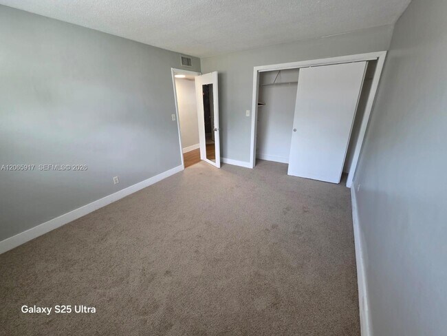 Building Photo - 4732 SW 33rd Ave