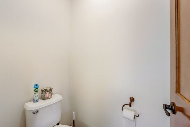 Building Photo - Grand 5 bed 4.5 bath Maple Grove Home w/ 3...