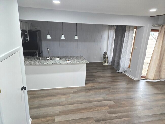 Building Photo - 3341 Beacon St