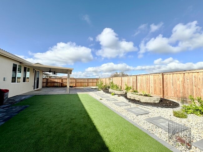 Building Photo - Beautiful Single Story in Lincoln! 4 Bedro...